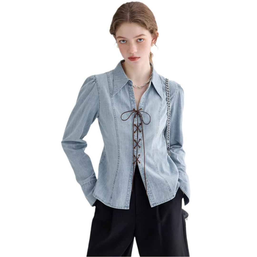 Damjeansblus med lekfulla snörningsdetaljer och elegant skärning-Eva Jonsson