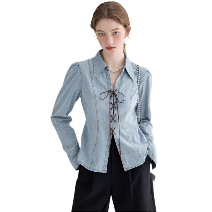 Damjeansblus med lekfulla snörningsdetaljer och elegant skärning-Eva Jonsson