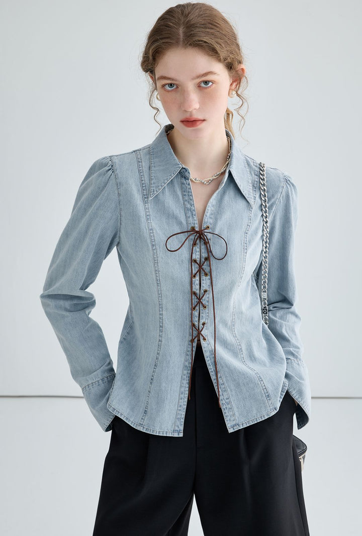 Damjeansblus med lekfulla snörningsdetaljer och elegant skärning-Eva Jonsson