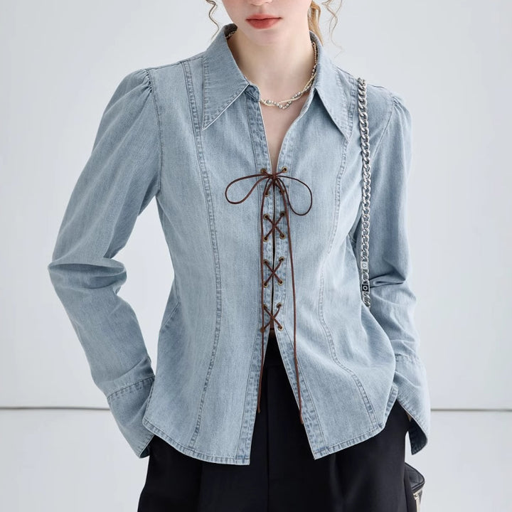 Damjeansblus med lekfulla snörningsdetaljer och elegant skärning-Eva Jonsson
