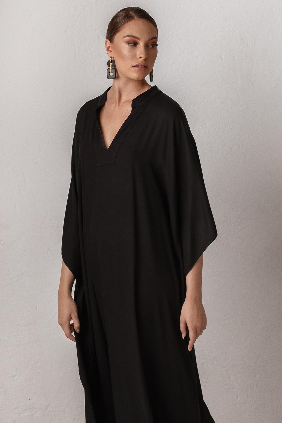 Damkaftan med avslappnad snitt och elegant V-krage Mirla-Eva Jonsson