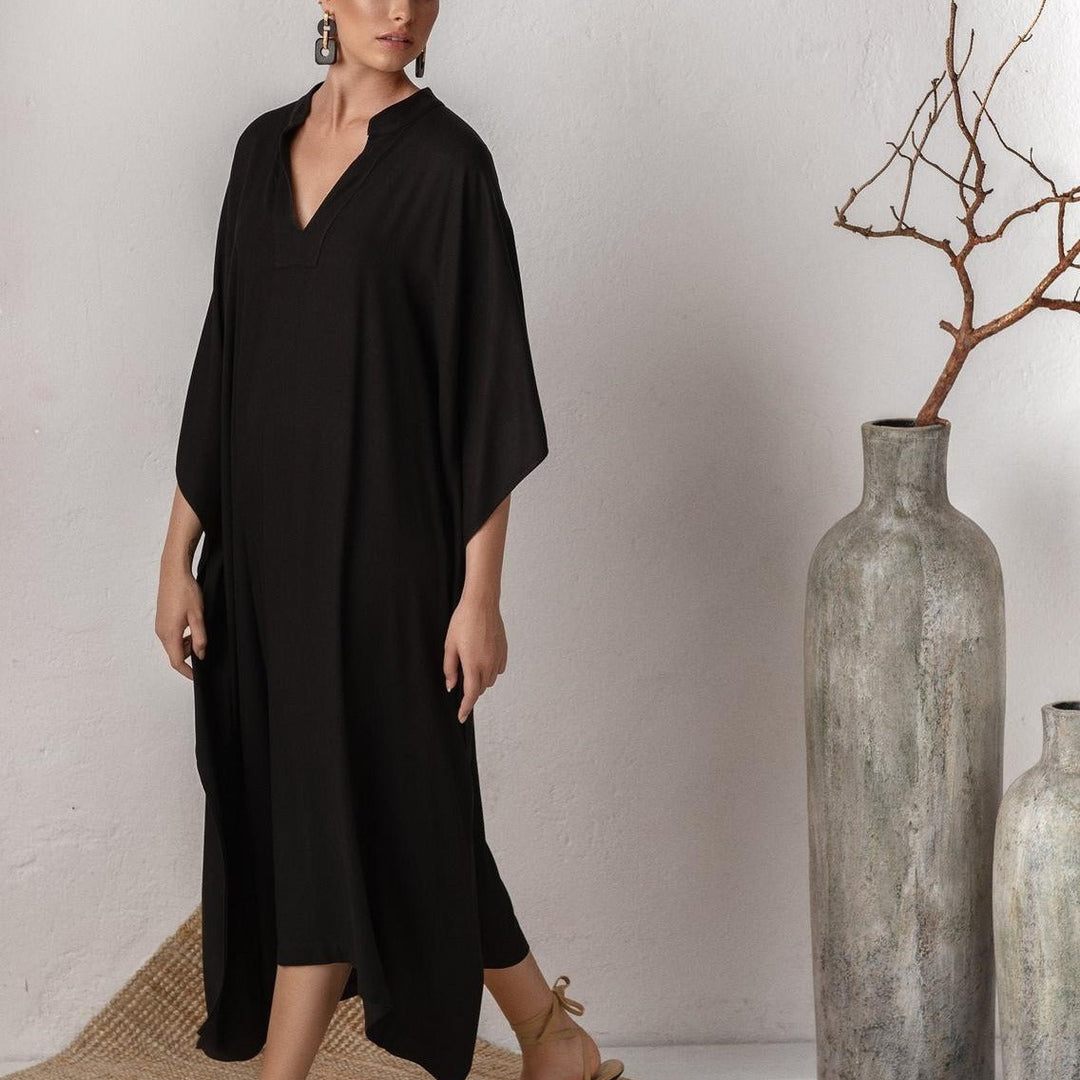 Damkaftan med avslappnad snitt och elegant V-krage Mirla-Eva Jonsson