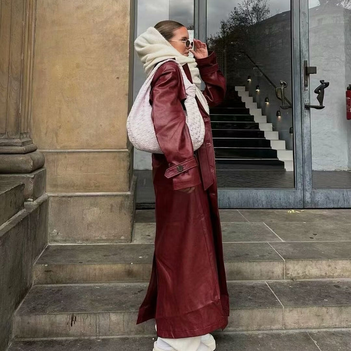 Damkappa i elegant konstläder med bälte och hög krage Mirla-Eva Jonsson