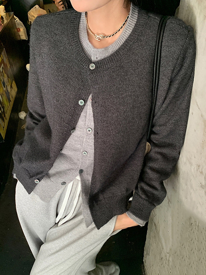 Damkardigan med fin struktur och elegant knäppning Mirla-Eva Jonsson