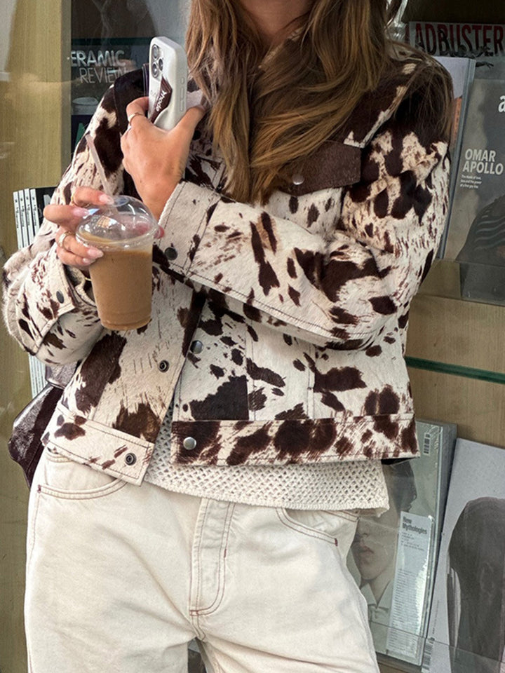 Damkjol Denimjacka i avslappnad cow-print med strukturerade accenter Mirla-Eva Jonsson