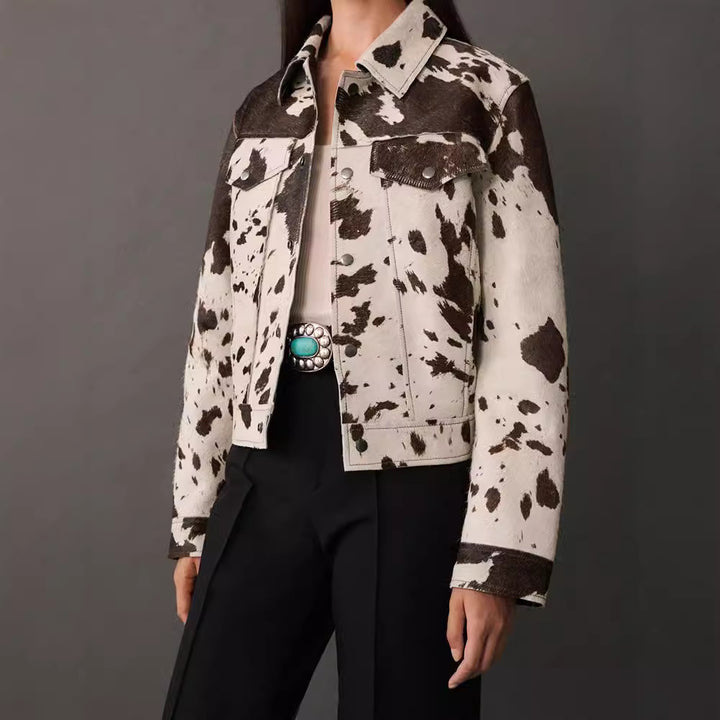 Damkjol Denimjacka i avslappnad cow-print med strukturerade accenter Mirla-Eva Jonsson