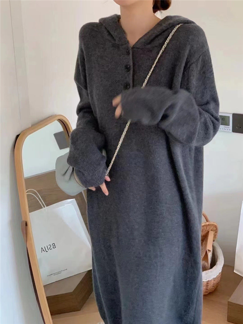Damkjol i mjukt stickat material med knapplist och huva Eva Jonsson-Eva Jonsson