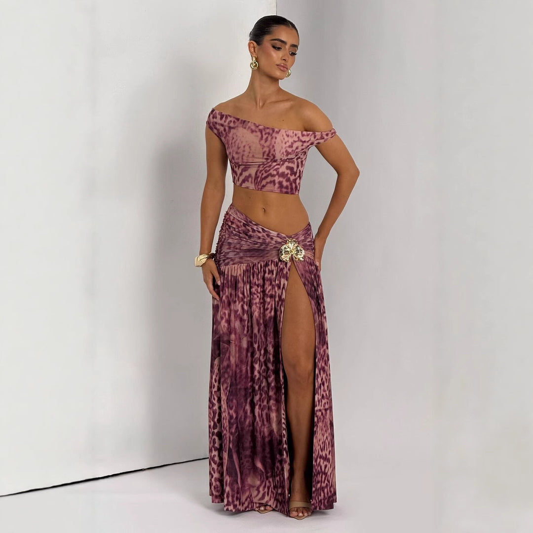 Damklädesset i stiligt off-shoulder-design med draperingar och unikt mönster Mirla-Eva Jonsson