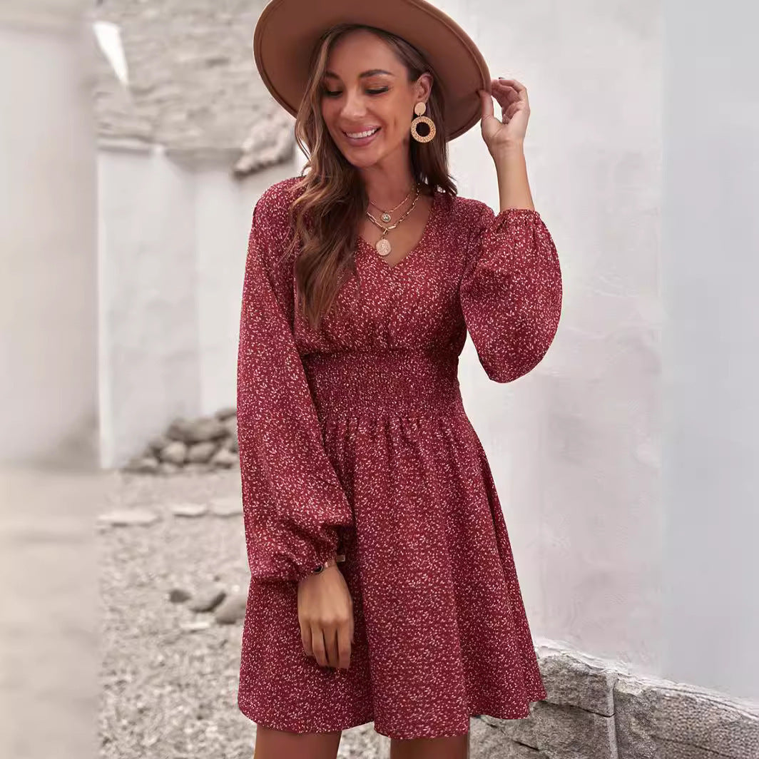 Damklänning med V-ringning och elegant drapering Mirla-Eva Jonsson