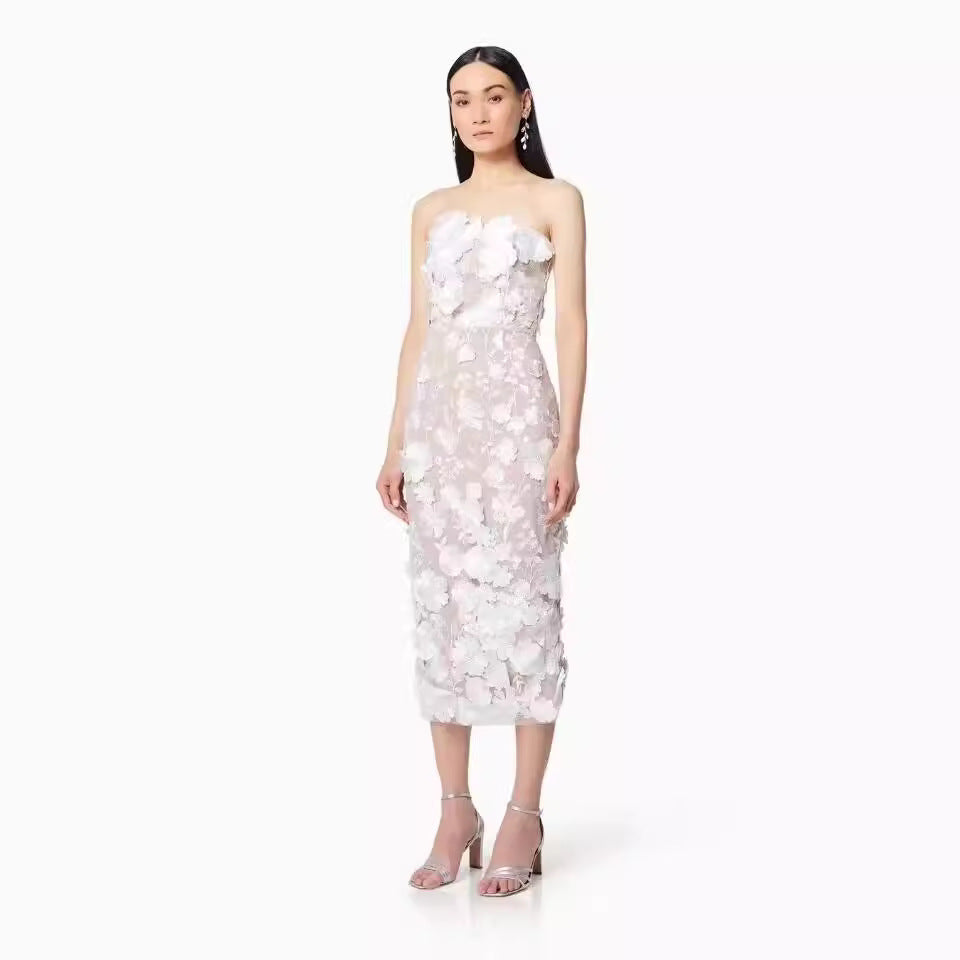 Damklänning med blommig broderidesign och elegant kroppsnära skärning Mirla-Eva Jonsson