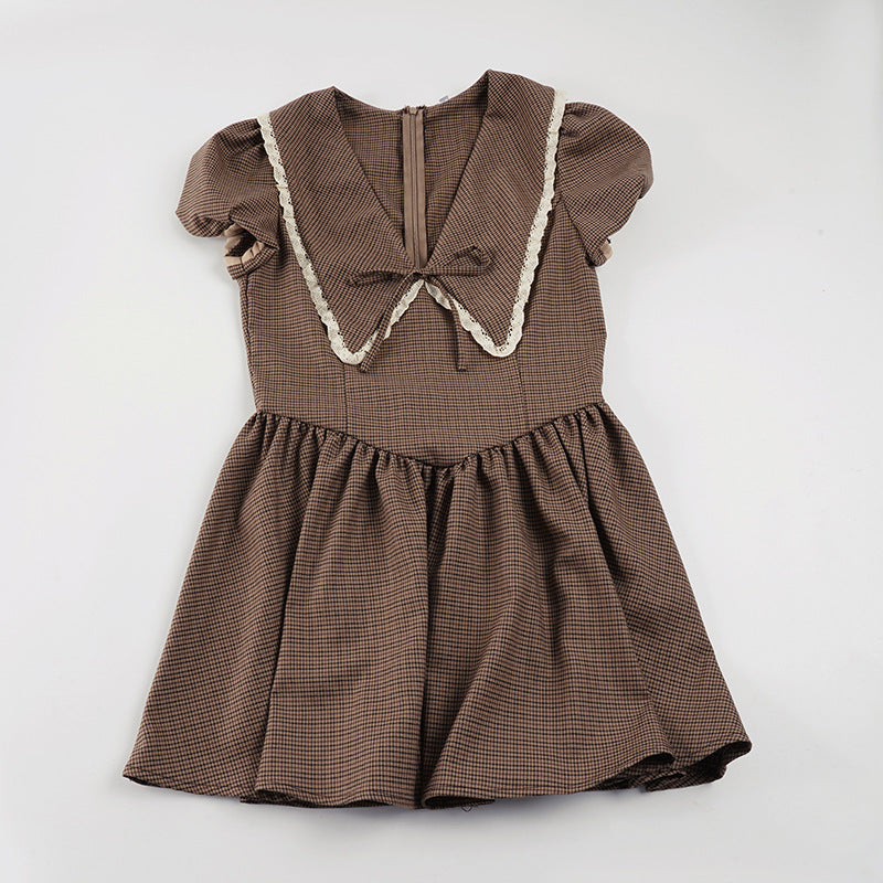 Damklänning med elegant krage och volangdetaljer Mirla-Eva Jonsson