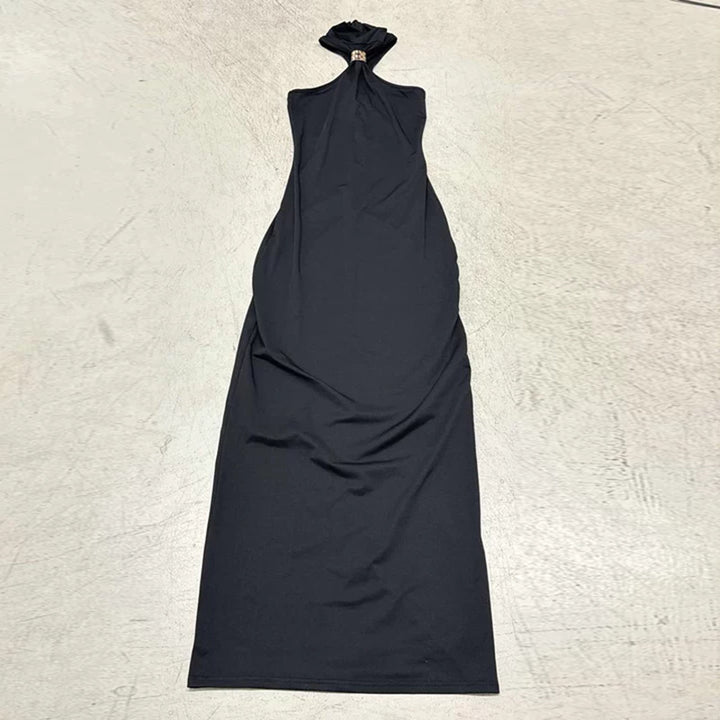 Damklänning med snygg halterneckdesign och elegant silhuett Mirla-Eva Jonsson