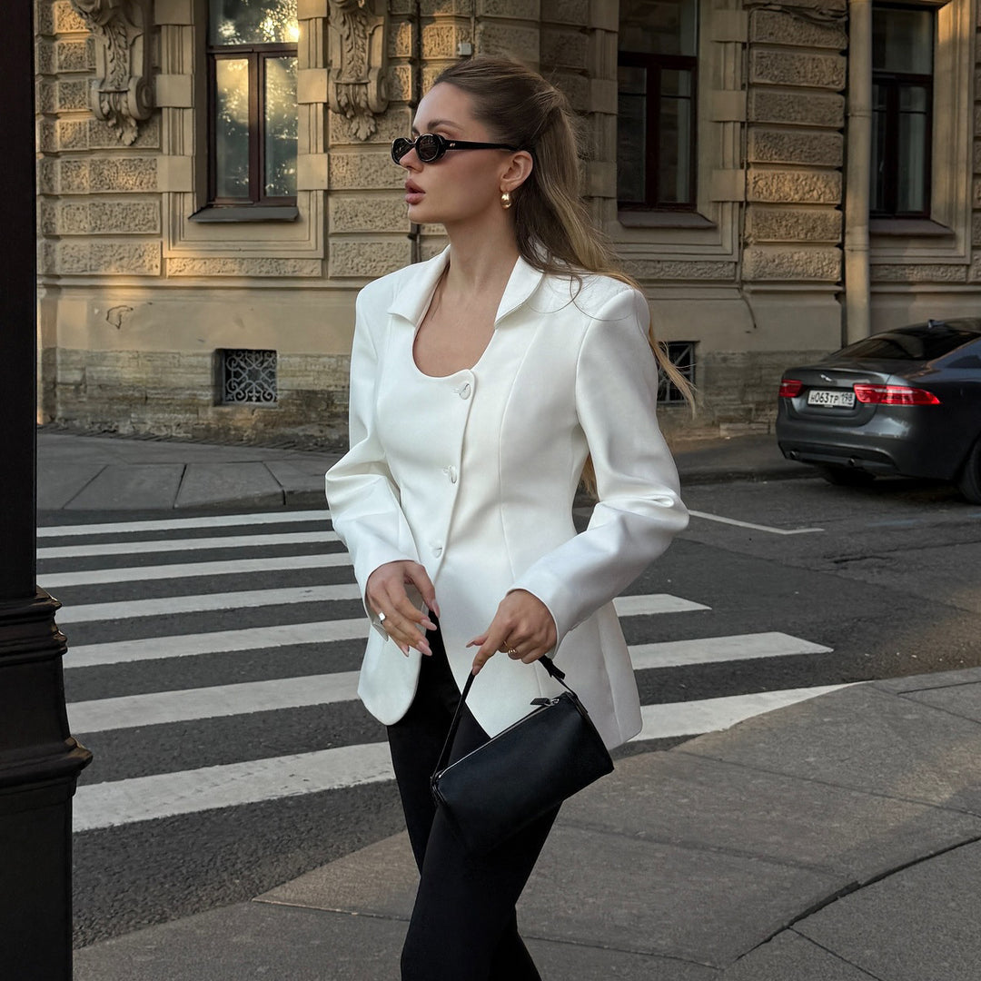 Damklassisk blazer med trendiga axelkuddar och individuellt designade knappar Mirla-Eva Jonsson