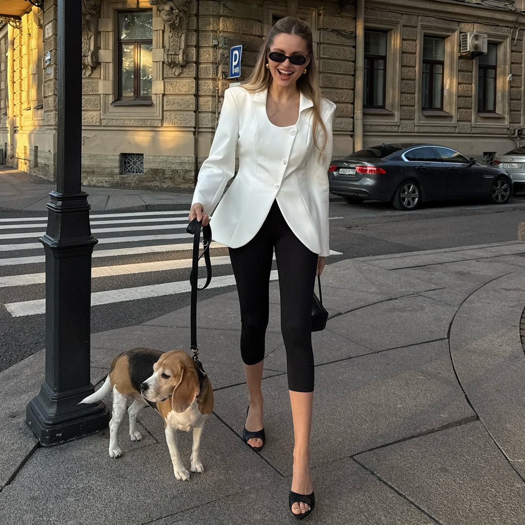 Damklassisk blazer med trendiga axelkuddar och individuellt designade knappar Mirla-Eva Jonsson