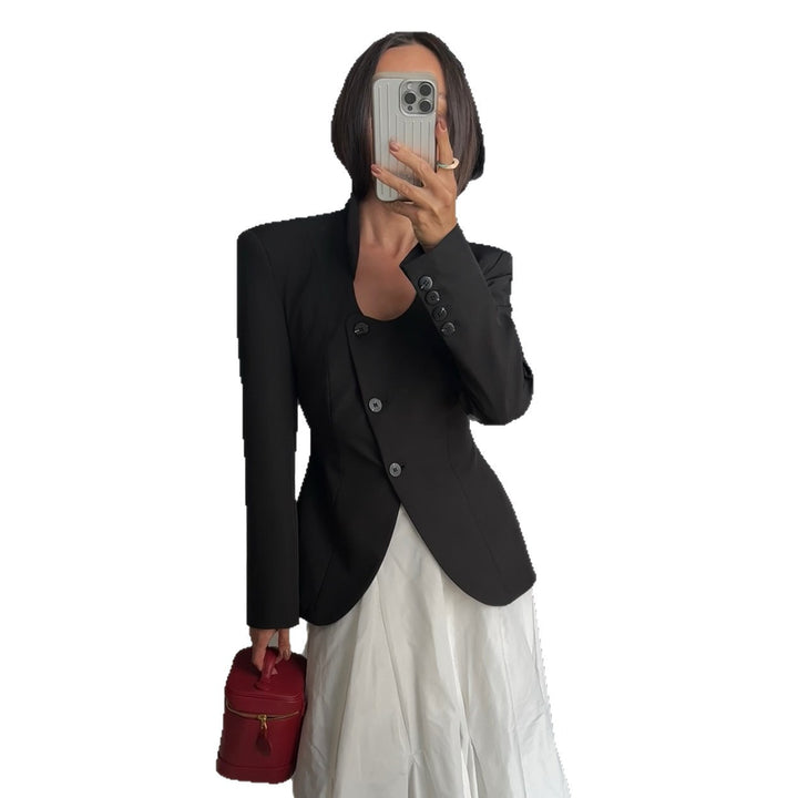 Damklassisk blazer med trendiga axelkuddar och individuellt designade knappar Mirla-Eva Jonsson