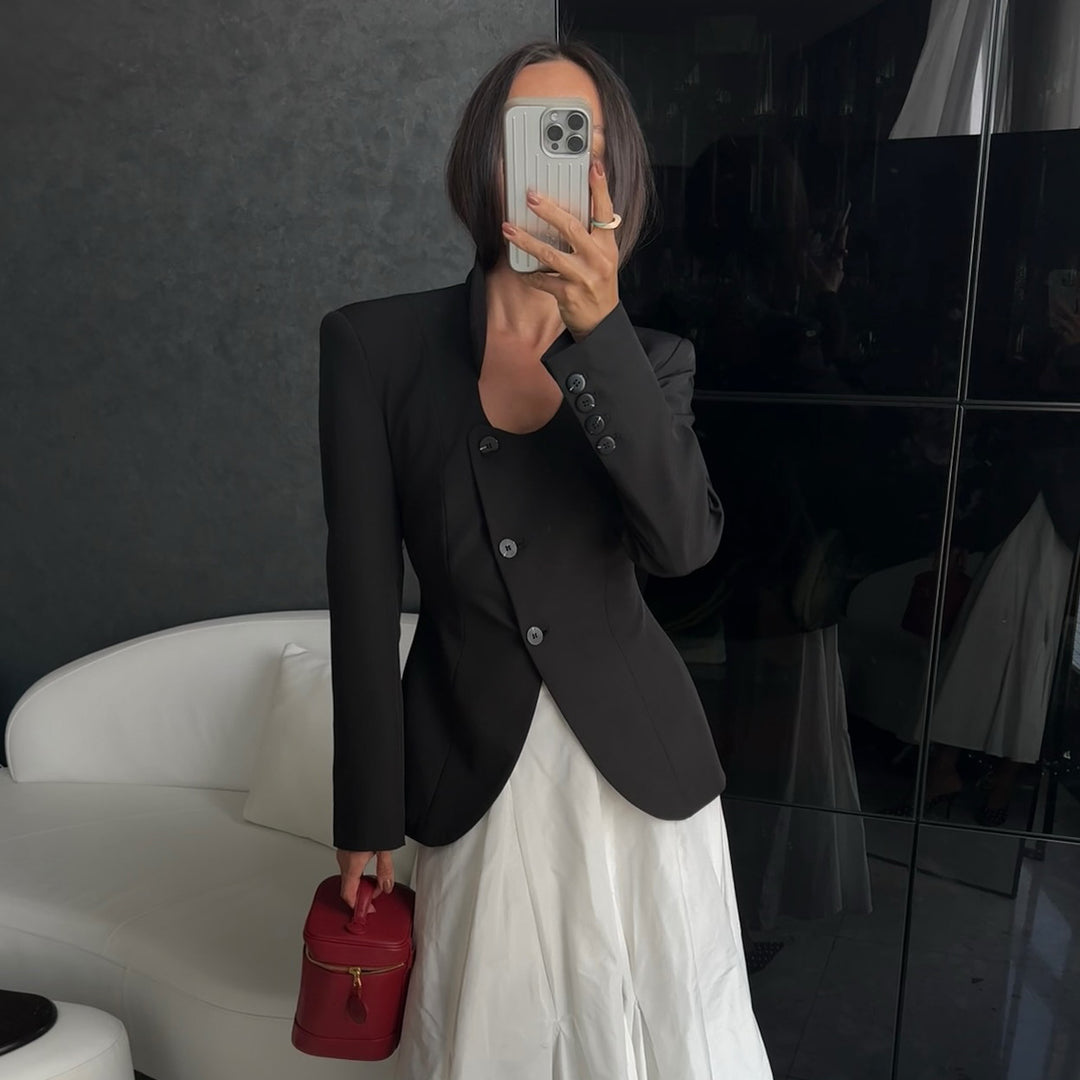 Damklassisk blazer med trendiga axelkuddar och individuellt designade knappar Mirla-Eva Jonsson