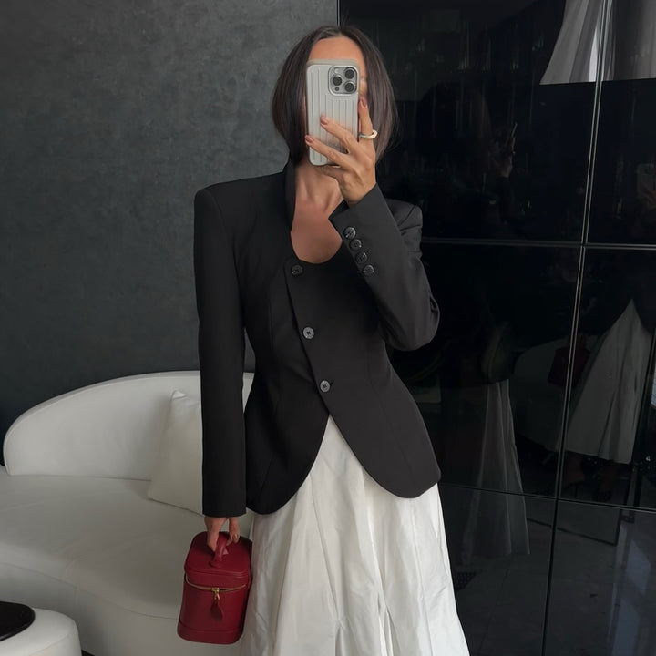 Damklassisk blazer med trendiga axelkuddar och individuellt designade knappar Mirla-Eva Jonsson