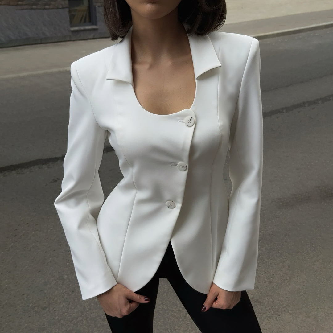 Damklassisk blazer med trendiga axelkuddar och individuellt designade knappar Mirla-Eva Jonsson