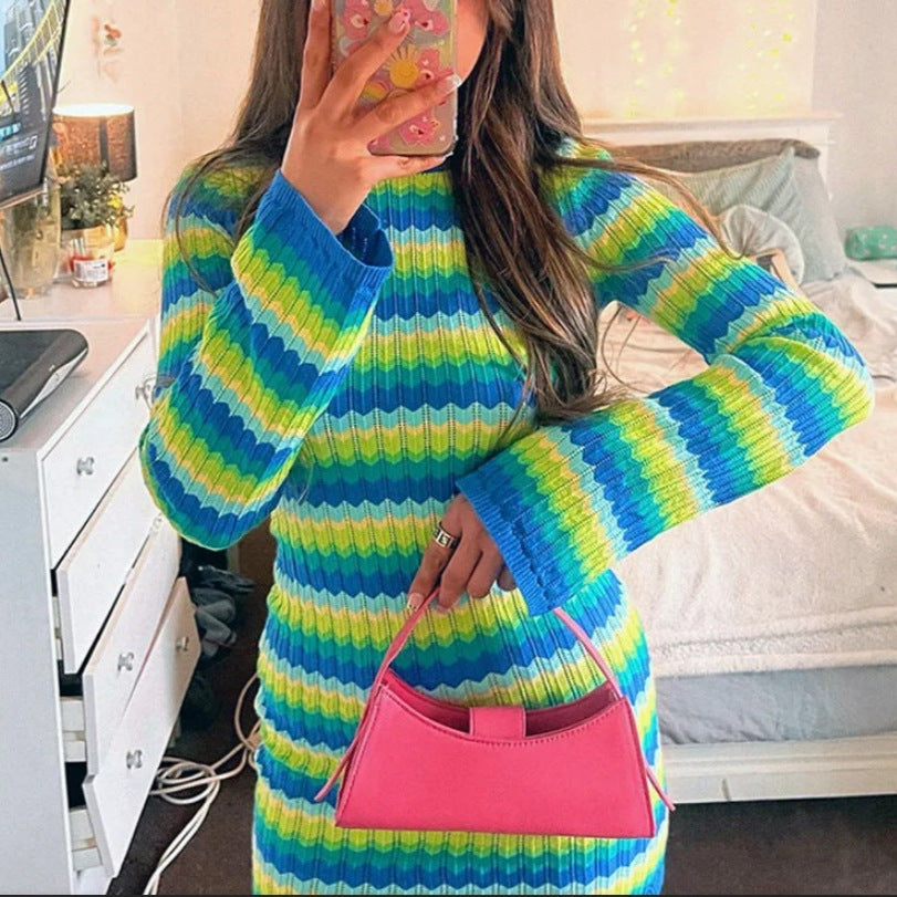 Damknitklänning med vågmönster och långa ärmar Mirla-Eva Jonsson