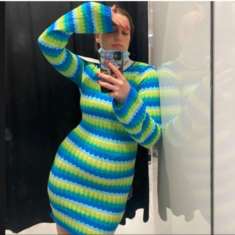 Damknitklänning med vågmönster och långa ärmar Mirla-Eva Jonsson