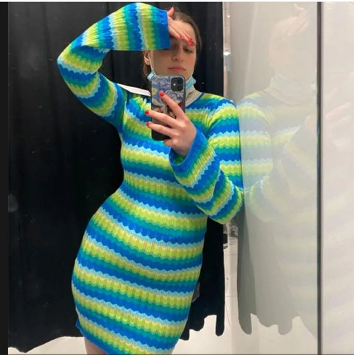 Damknitklänning med vågmönster och långa ärmar Mirla-Eva Jonsson