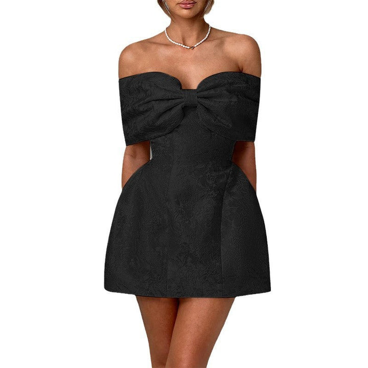 Damknyten Off-Shoulder Cocktailklänning med Elegant Blommönster och Påkostad Ryschdekoration Mirla-Eva Jonsson