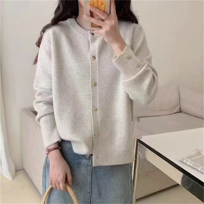Damkofta med dekorativa knappar och avslappnad skärning Mirla-Eva Jonsson