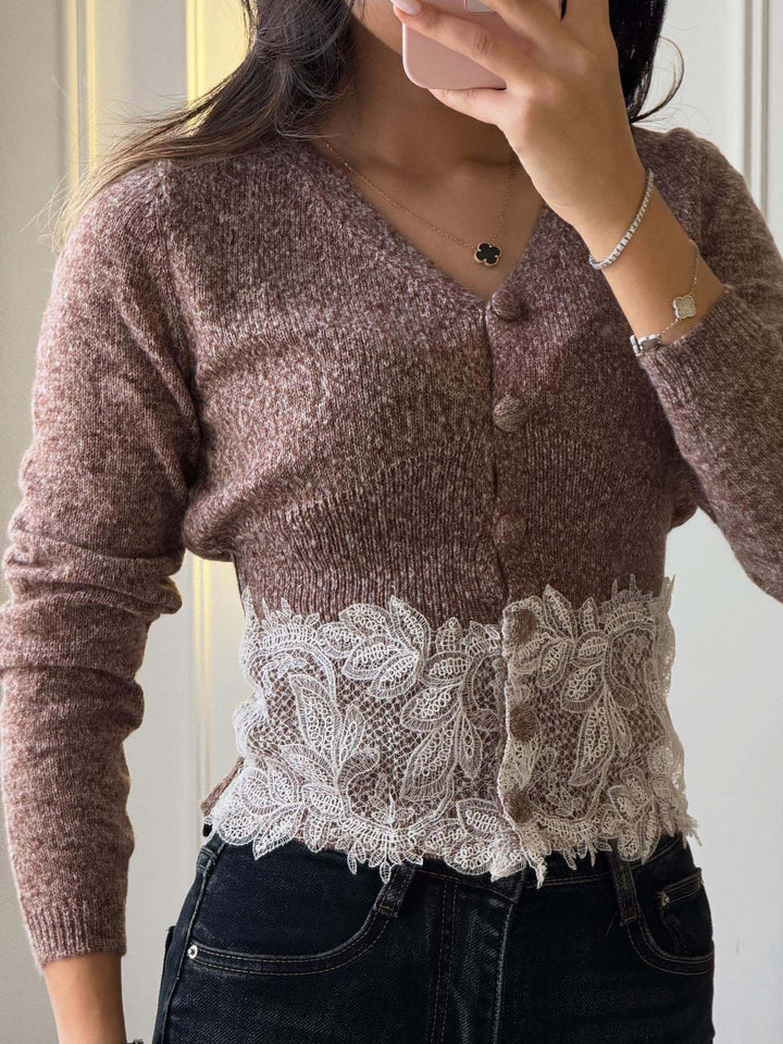 Damkofta med delikat spetsdetalj och eleganta knappar Mirla-Eva Jonsson