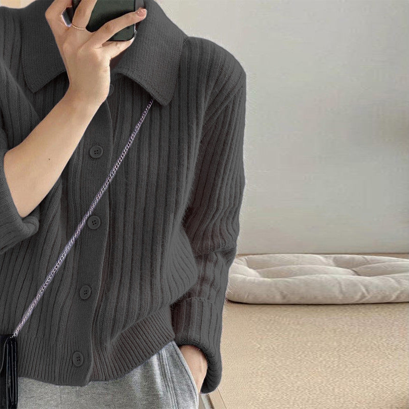 Damkofta med elegant knapplist och ultramodern ribbad design Mirla-Eva Jonsson