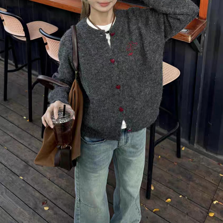 Damkofta med mjukt strukturerad yta och dekorativa knappar Mirla-Eva Jonsson
