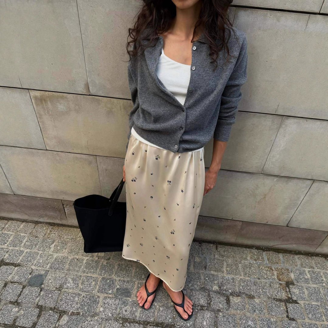 Damkofta med tidlös design och elegant knäppning Mirla-Eva Jonsson