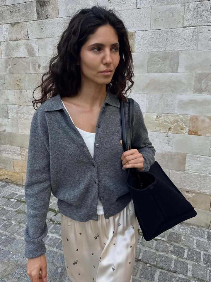 Damkofta med tidlös design och elegant knäppning Mirla-Eva Jonsson