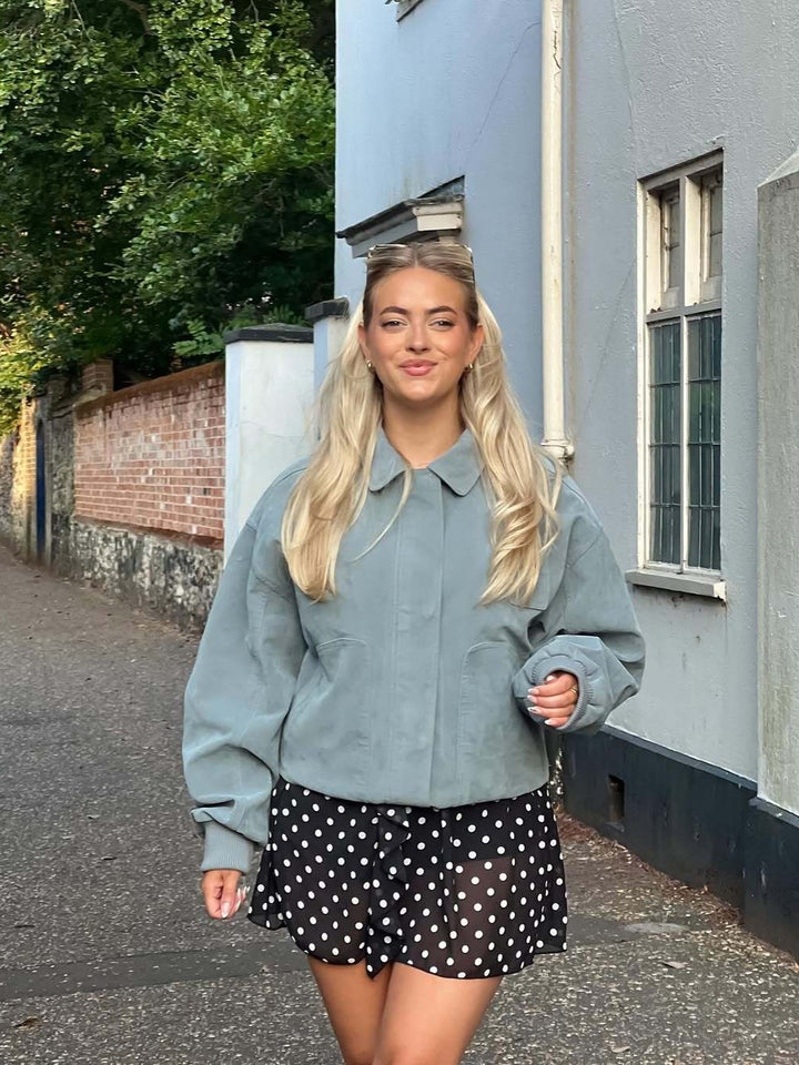 Damkort bomberjacka i mjukt material med en avslappnad skärning Mirla-Eva Jonsson