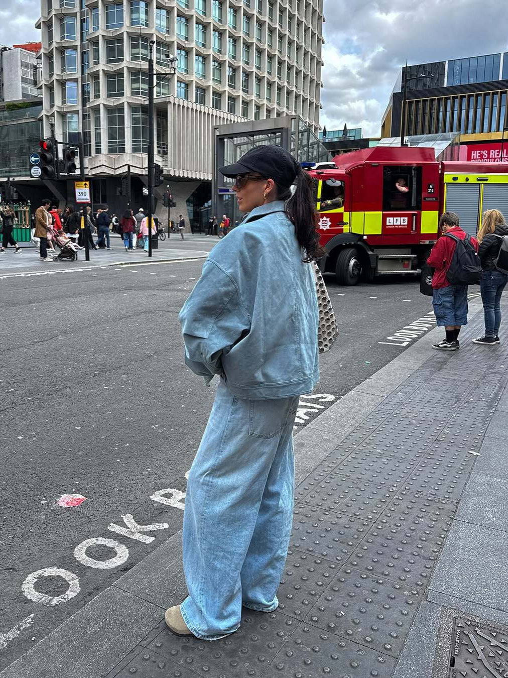 Damkort bomberjacka i mjukt material med en avslappnad skärning Mirla-Eva Jonsson