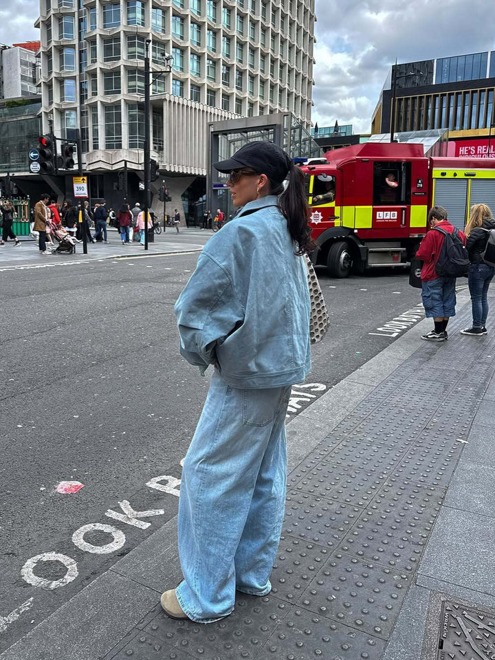 Damkort bomberjacka i mjukt material med en avslappnad skärning Mirla-Eva Jonsson