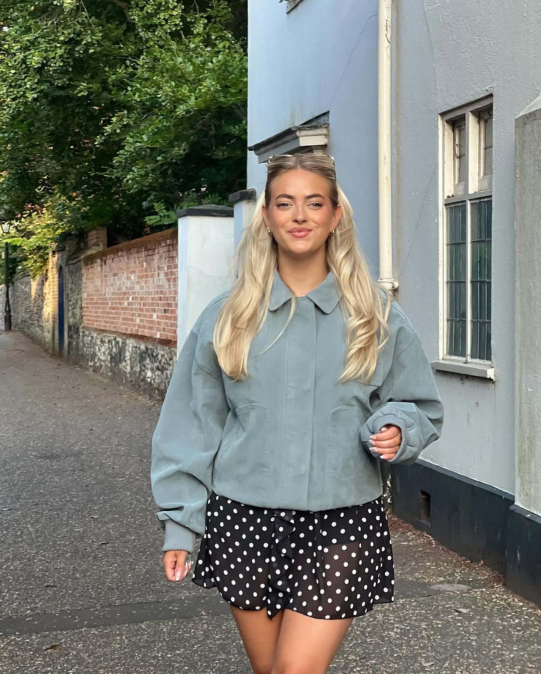 Damkort bomberjacka i mjukt material med en avslappnad skärning Mirla-Eva Jonsson