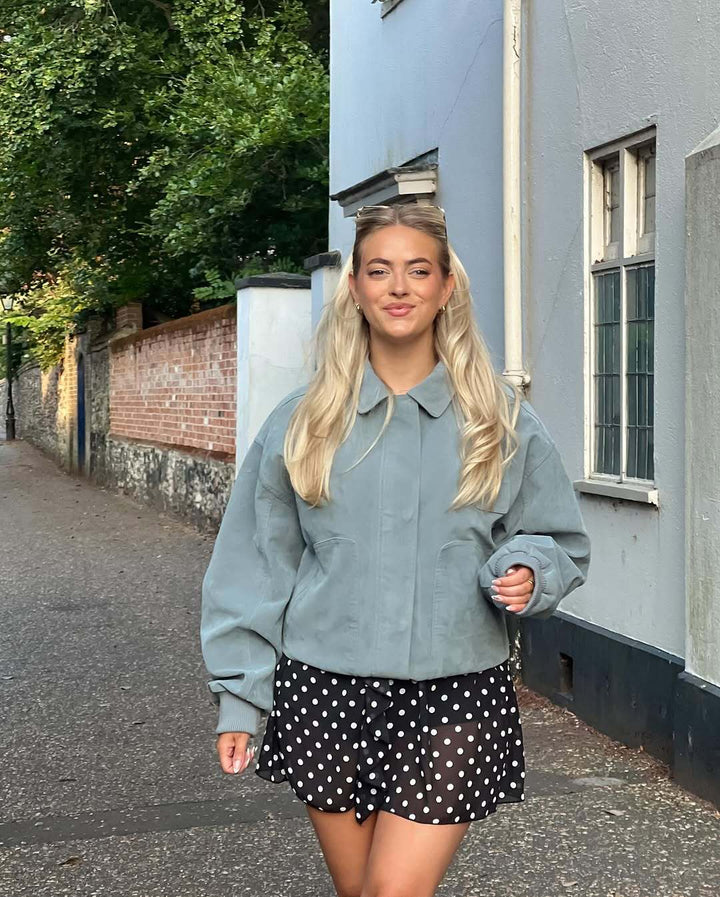 Damkort bomberjacka i mjukt material med en avslappnad skärning Mirla-Eva Jonsson