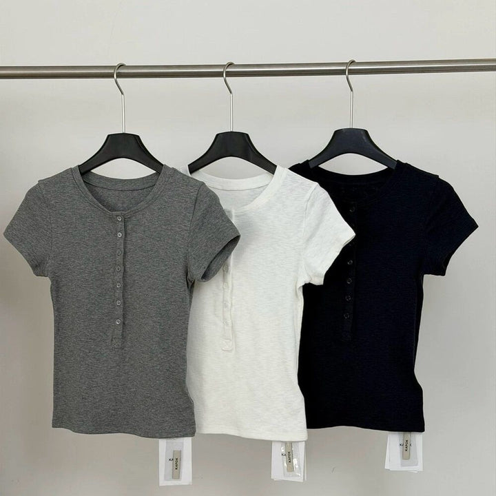 Damkortärmad T-shirt med knapplista Slim Fit-Eva Jonsson