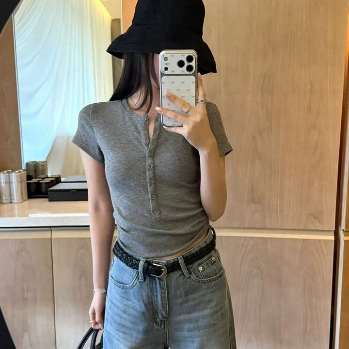 Damkortärmad T-shirt med knapplista Slim Fit-Eva Jonsson