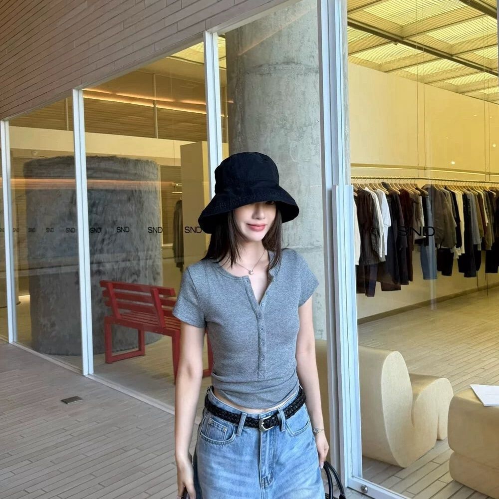 Damkortärmad T-shirt med knapplista Slim Fit-Eva Jonsson