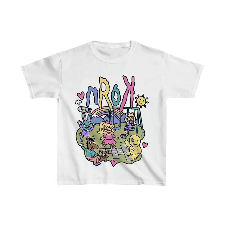 Damkortärmad T-shirt med lekfull design av grafik Mirla-Eva Jonsson