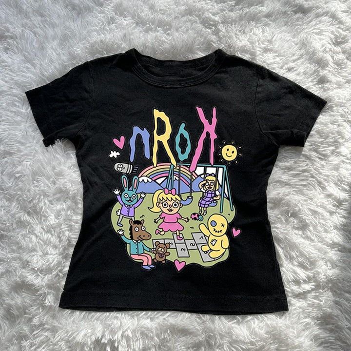 Damkortärmad T-shirt med lekfull design av grafik Mirla-Eva Jonsson
