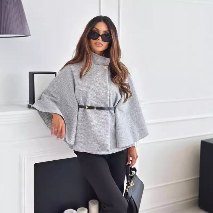 Damm Cape-jacka med stiligt bälte och elegant struktur Mirla-Eva Jonsson