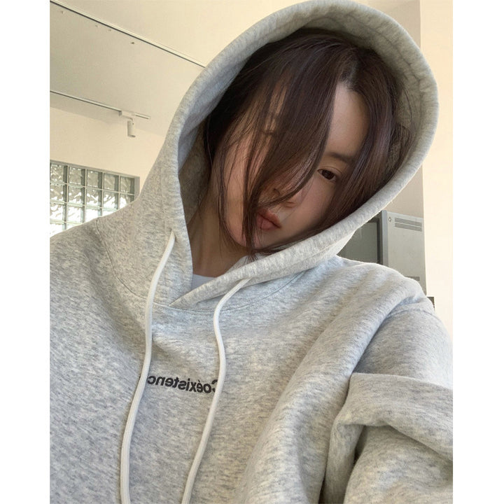 Damm hoodie med en avslappnad passform och praktisk kängurufickdesign-Eva Jonsson