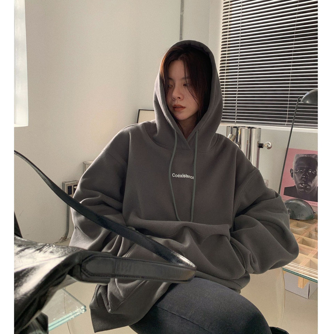 Damm hoodie med en avslappnad passform och praktisk kängurufickdesign-Eva Jonsson