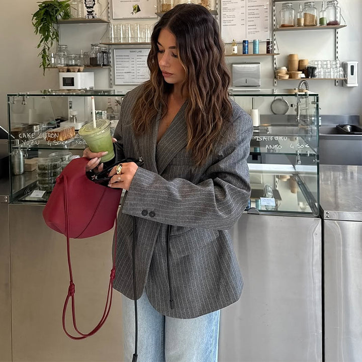 Dammarnas skräddarsydda blazer med bälte och randig design Mirla-Eva Jonsson
