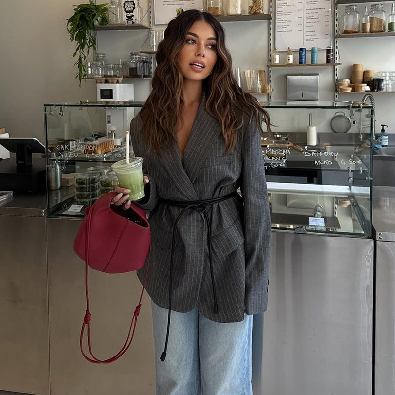 Dammarnas skräddarsydda blazer med bälte och randig design Mirla-Eva Jonsson