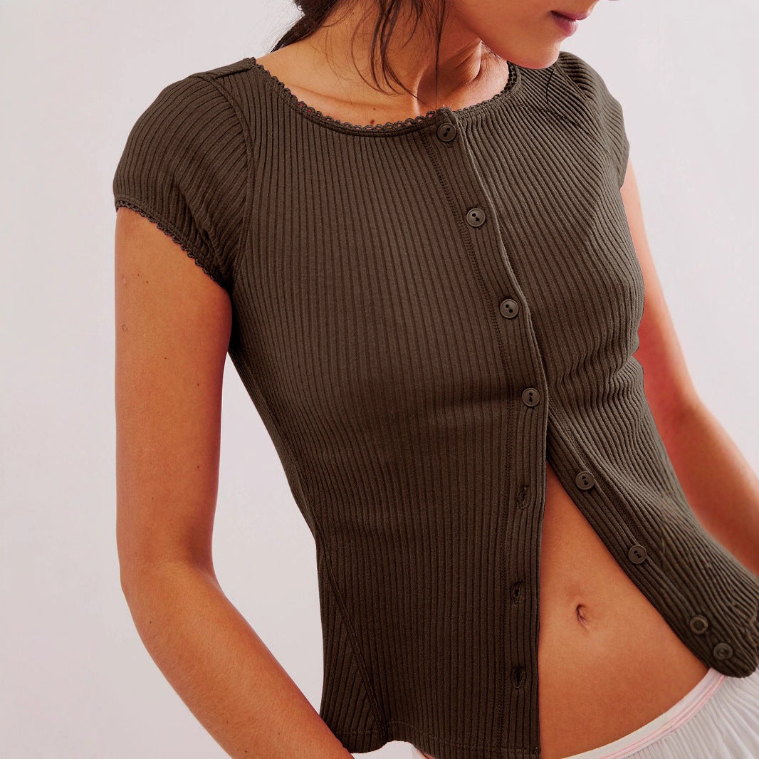 Dammars kortärmad polo med elegant räfflat mönster och knappstängning Mirla-Eva Jonsson