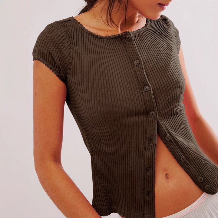 Dammars kortärmad polo med elegant räfflat mönster och knappstängning Mirla-Eva Jonsson