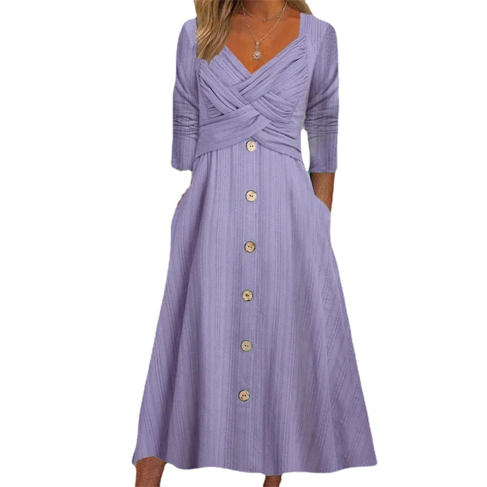 Dammars omlottklänning med knappdetaljer och modern skärning Mirla-Eva Jonsson